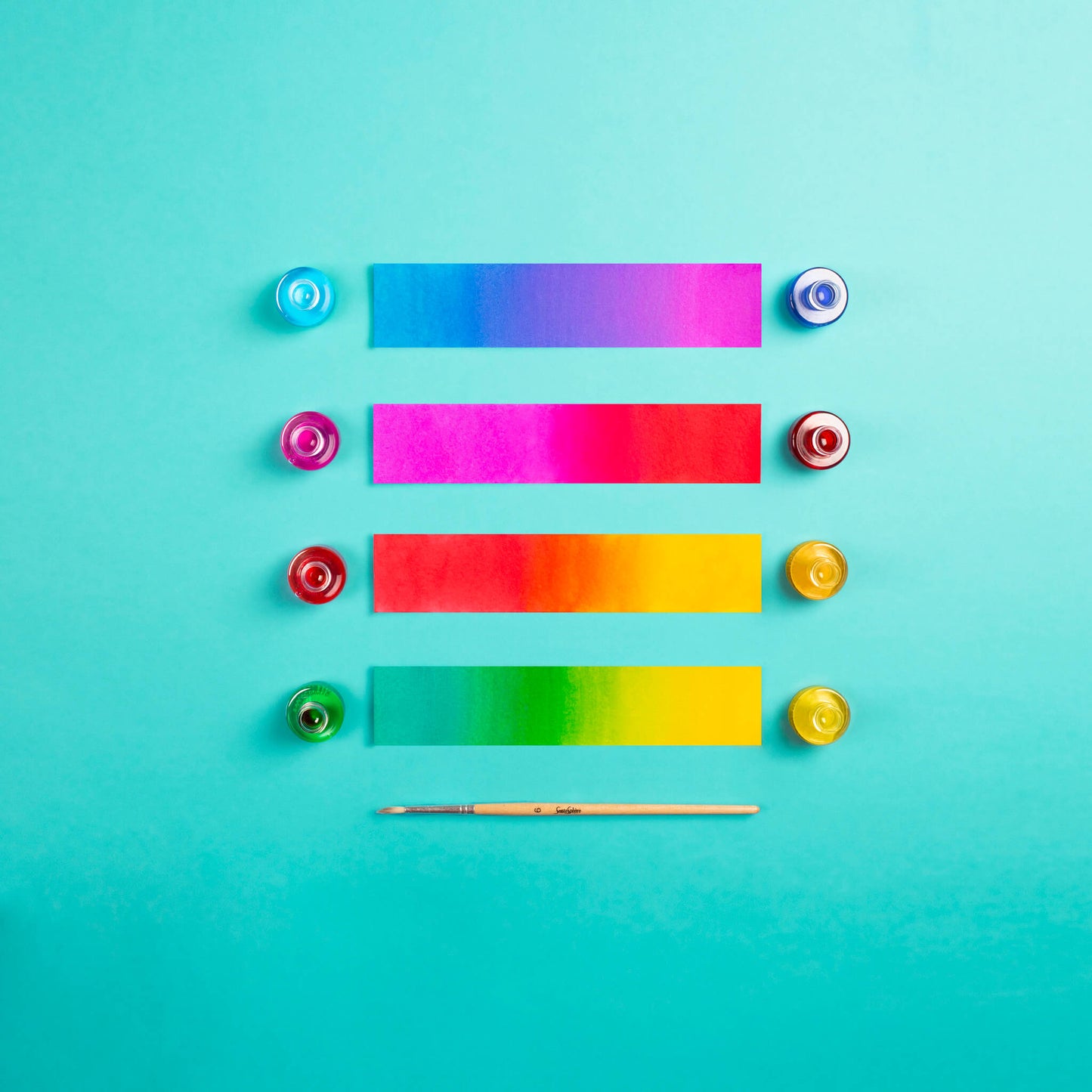 pinceau, flacons d'encres à l'eau et bandes de couleurs dégradées présents dans les kits aquarellum junior pour créer facilement des tableaux aquarelle