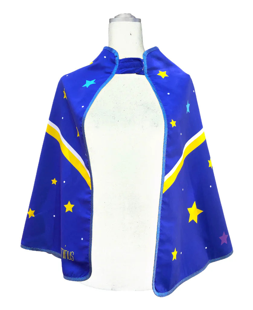 avant de la cape super héros bleu électrique avec des étoiles présentée sur stockman