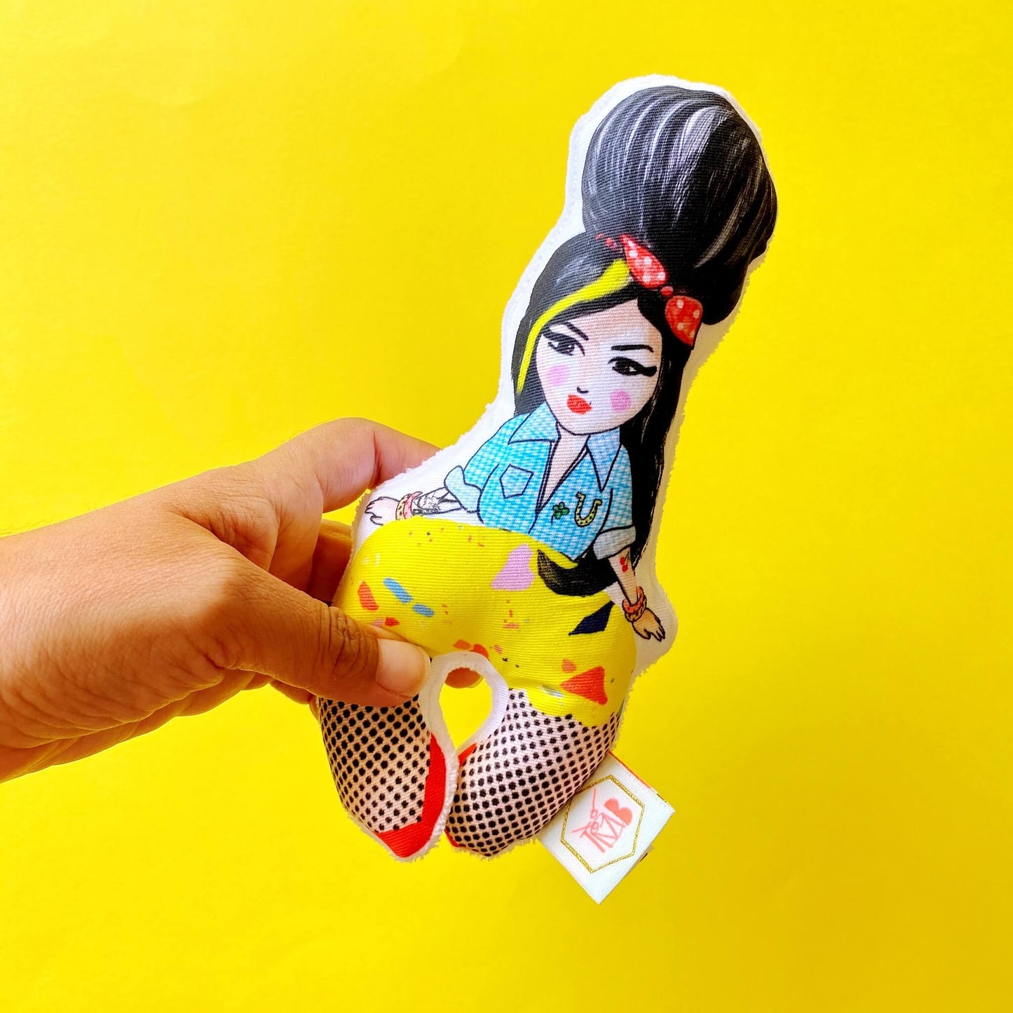 hochet en coton bio amy winehouse tenu à la main