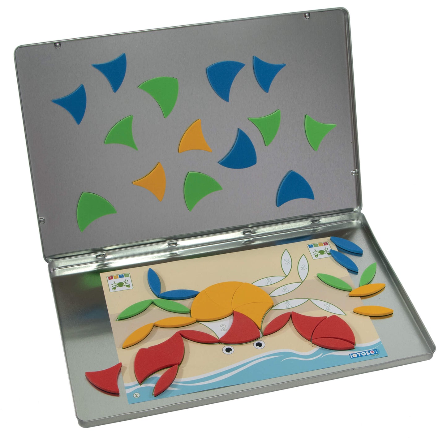 boite ouverte du jeu magnétique de voyage pour enfant de 4 ans : magnets en mousse de 4 couleurs et 1 planche modèle