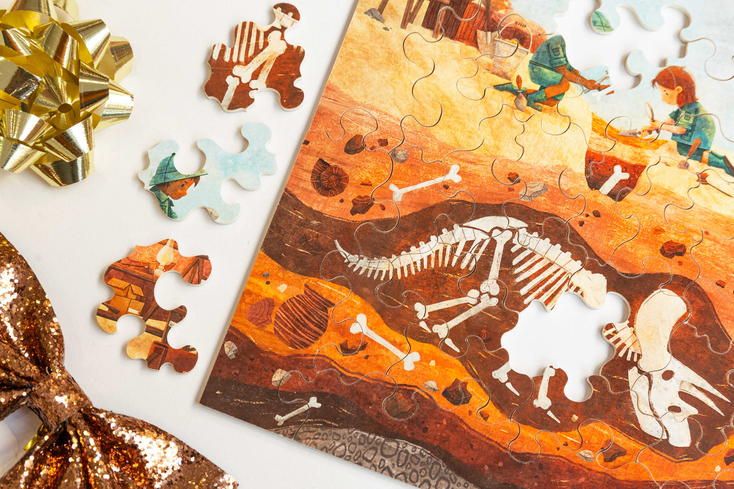 détails pièces et illustration du puzzle en bois fait main dès 6 ans sur la fouille des dinosaures