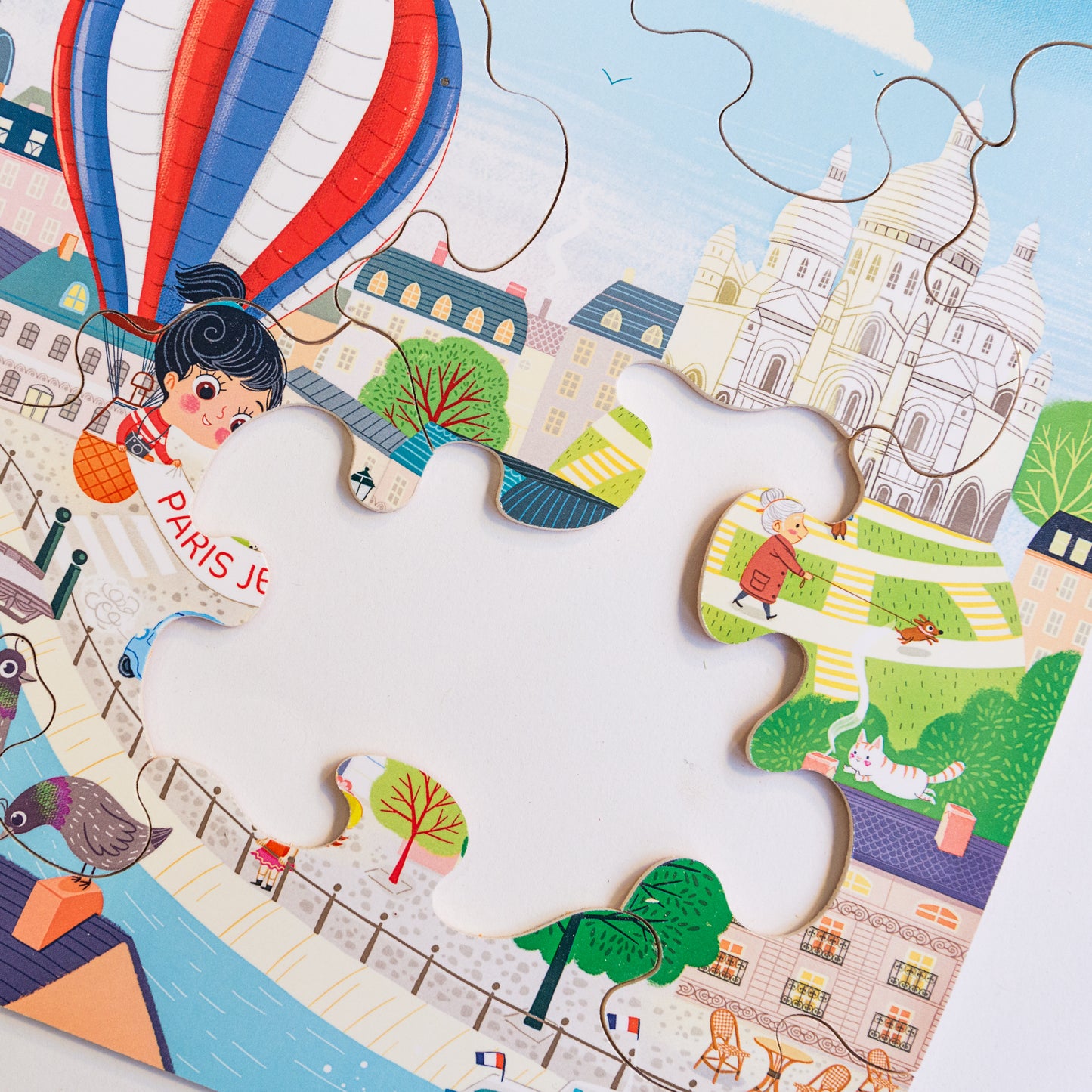 vue taille réelle de la pièce du puzzle en bois sur le thème de paris idéal pour un enfant de 3 ans