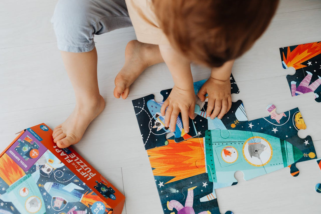 enfant de 3 ans faisant un puzzle