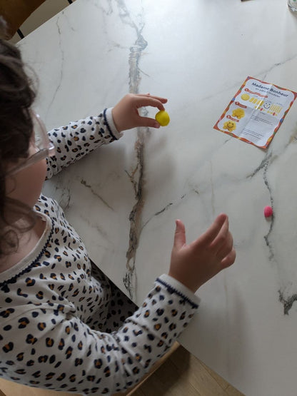enfant de 4 ans fabriquant le personnage de madame bonheur en pâte à modeler végétale