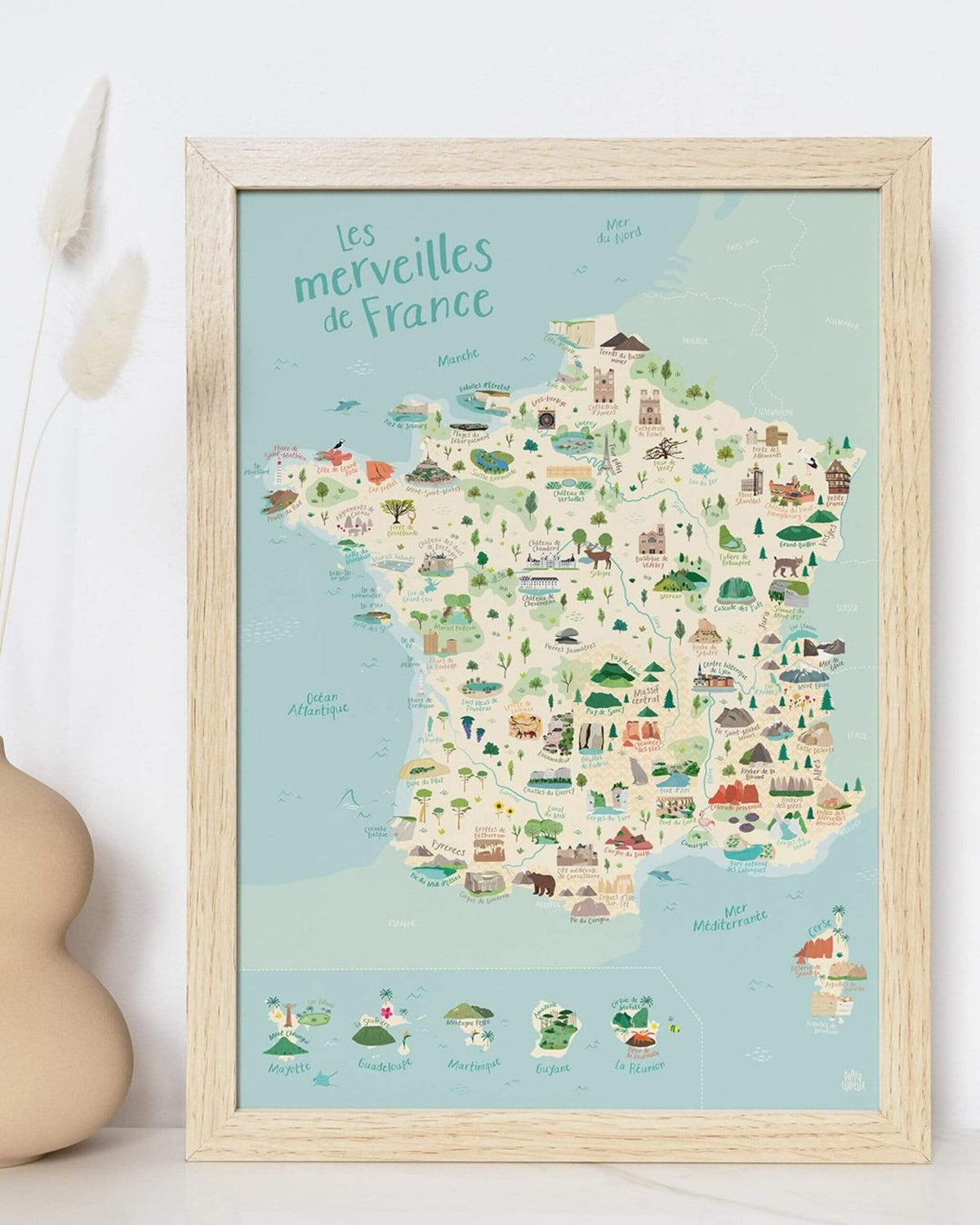 affiche carte de france affichée dans une chambre enfant