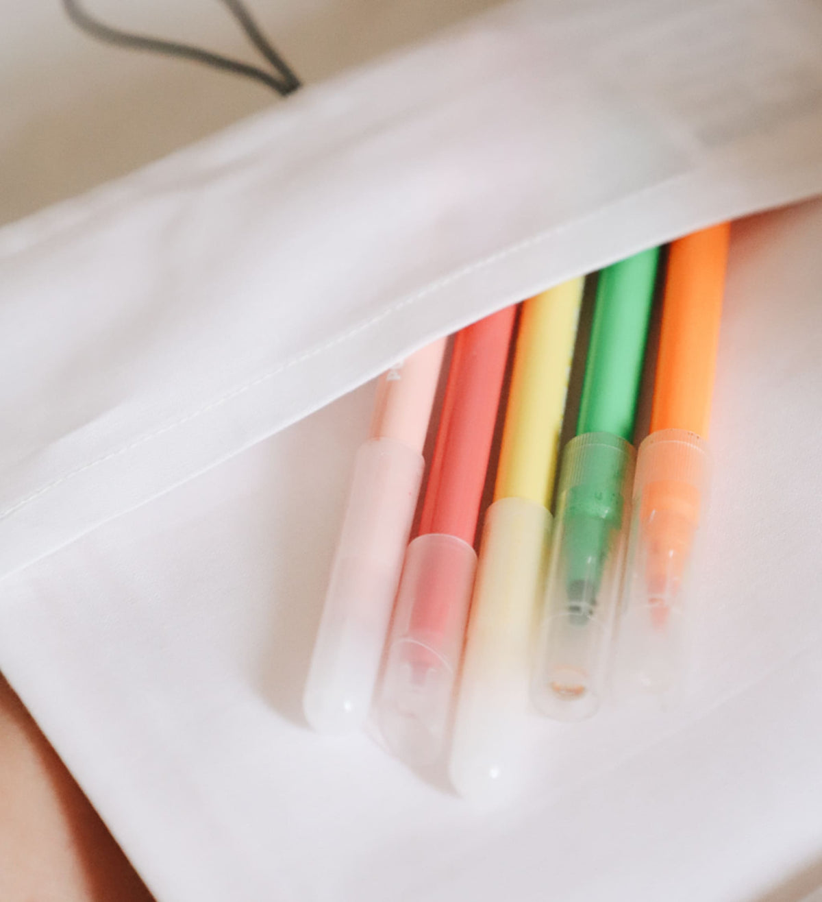 feutres lavables rangés dans le rabat du cahier de coloriage lavable pour enfant dès 3 ans