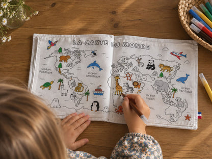 enfant de 4 ans qui colorie le planisphere de son cahier de coloriage lavable fabriqué en France