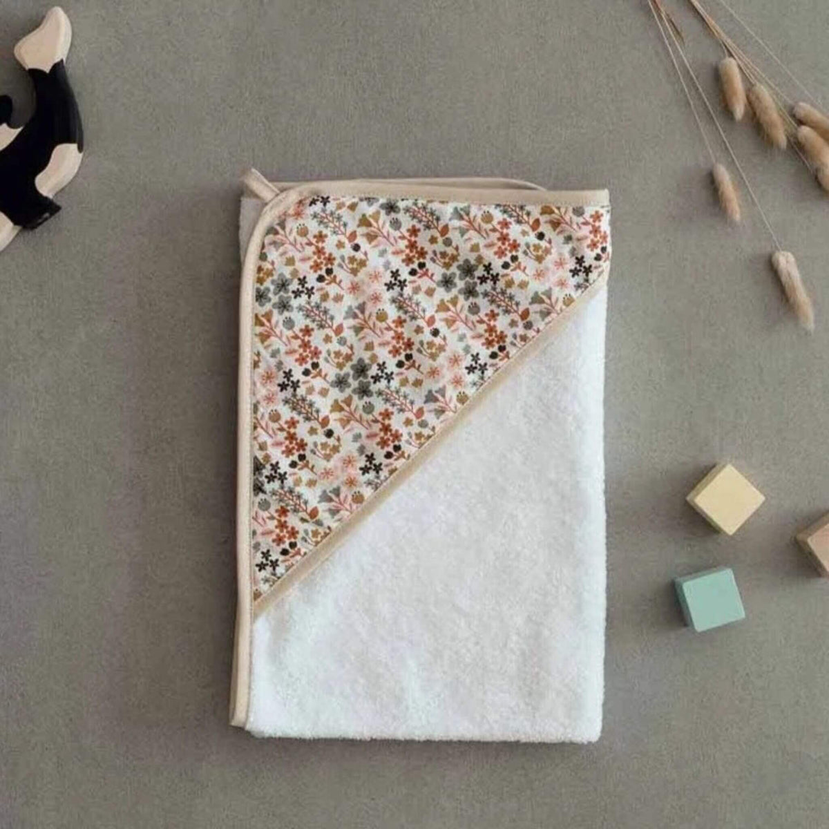 cape de bain bébé pliée pour faire un joli cadeau de naissance