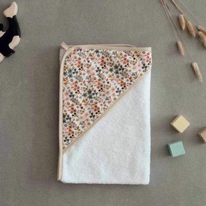 cape de bain bébé pliée pour faire un joli cadeau de naissance