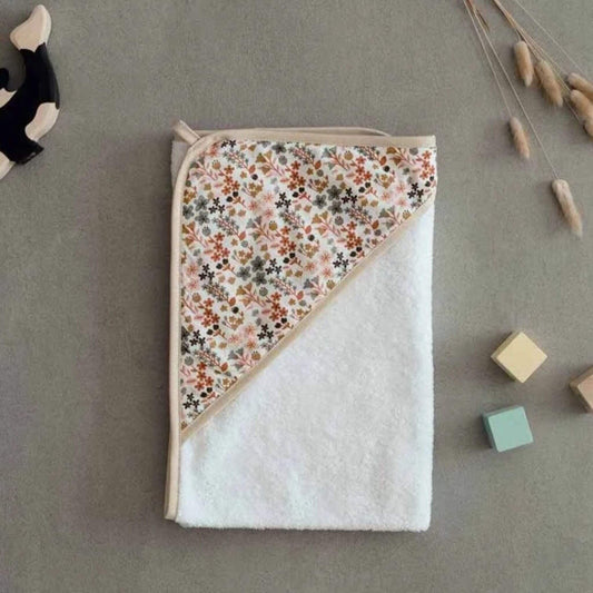 cape de bain bébé pliée pour faire un joli cadeau de naissance