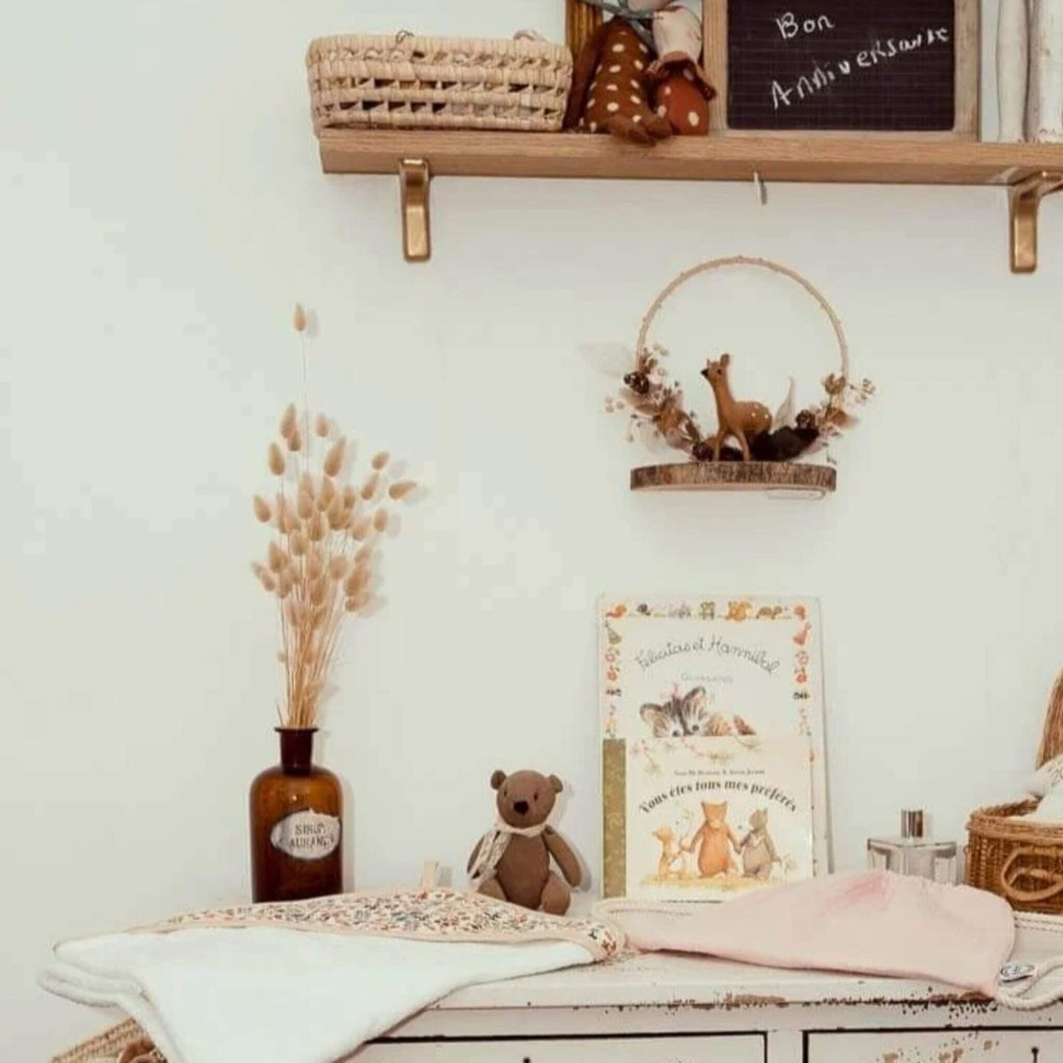 jolie commande en bois dans une chambre de bébé avec une cape de bain bébé pliée dessus