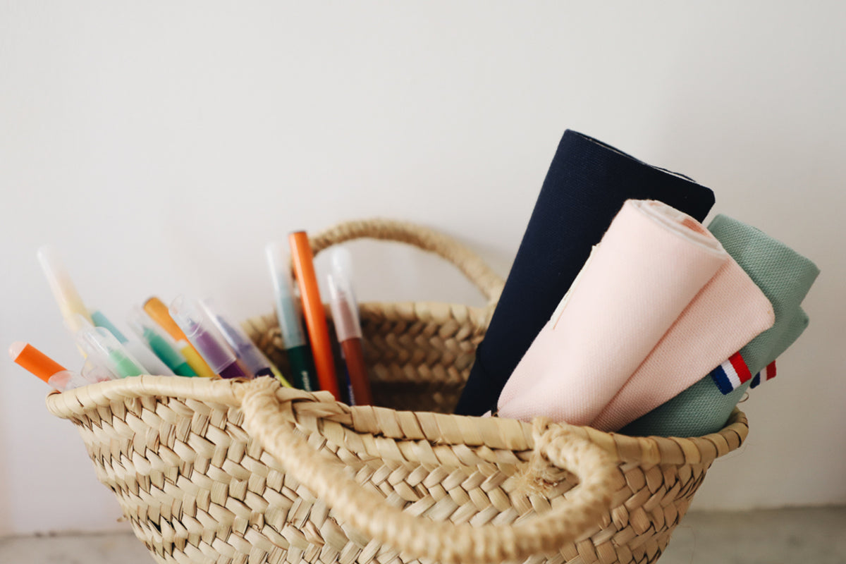 cahiers de coloriage lavable pour enfant dans un panier avec des feutres