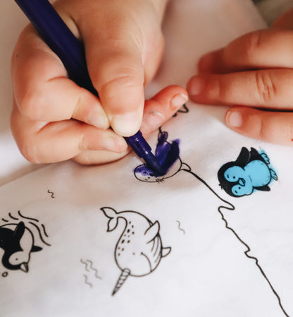 zoom d'un enfant qui colorie des animaux du cahier de coloriage lavable mappemonde fabriqué en France