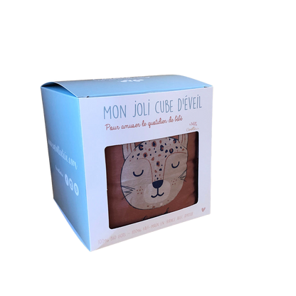 boite cadeau cube eveil bebe pour une jolie idee cadeau de naissance