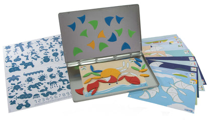 boite ouverte et composition du jeu magnétique de voyage pour enfant à partir de 4 ans. Magnets, modèles et décors