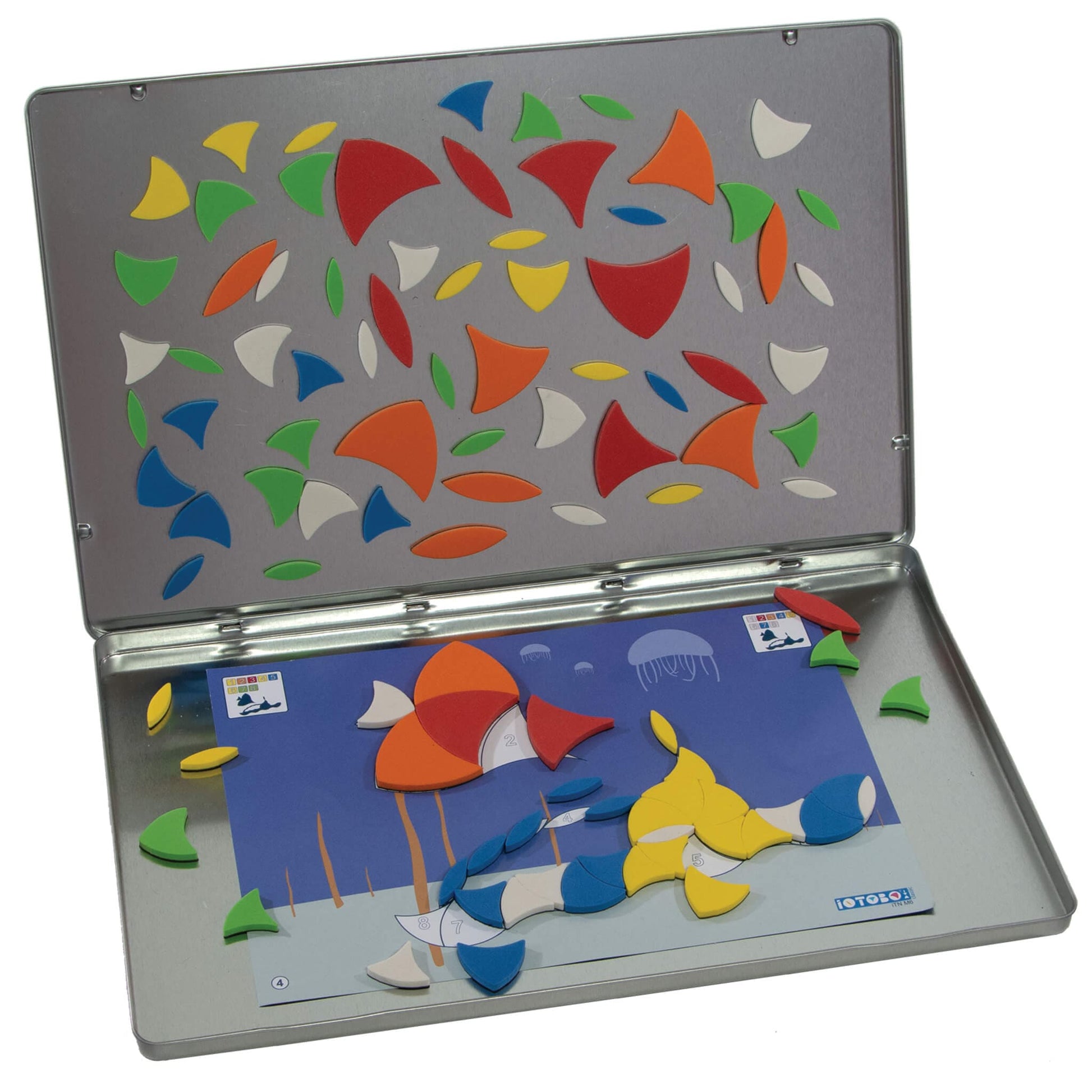 boite ouverte du jeu magnétique de voyage pour enfant de 4 ans : magnets en mousse de 6 couleurs et 1 planche décor