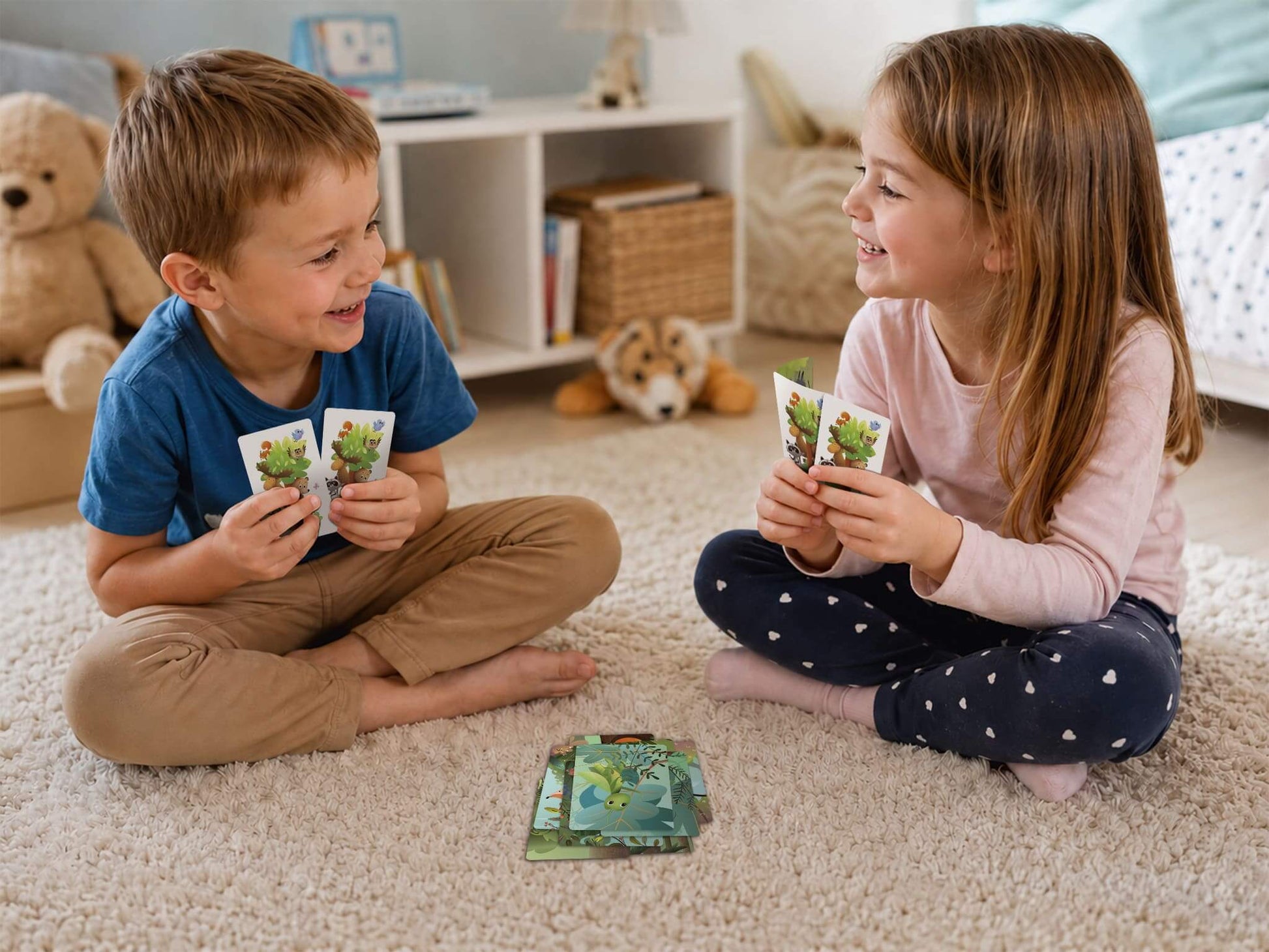 garçon de 3 ans et fille de 4 ans jouant ensemble au jeu de cartes éducatif Ptit Filoup pour développer leurs sens de l'observation