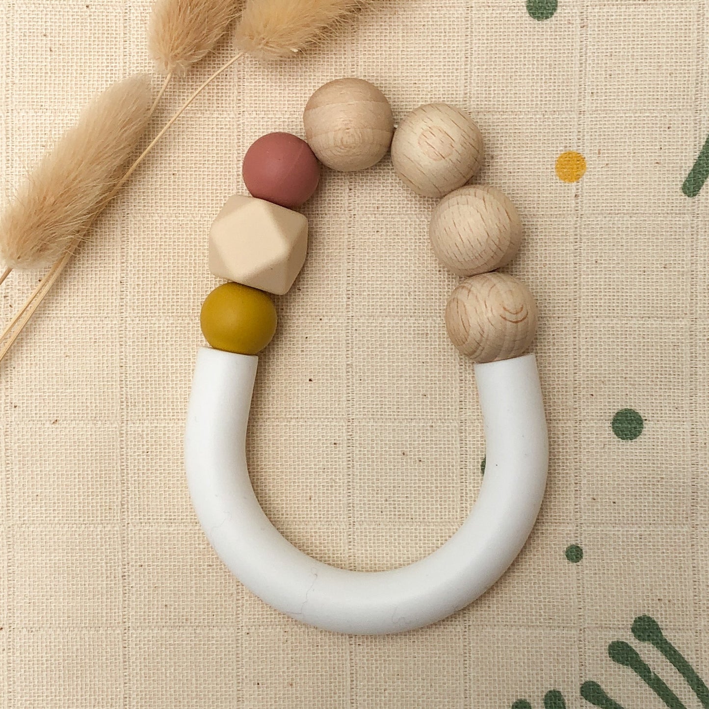 jouet de dentition pour bébé jaune terracotta en silicone alimentaire et bois