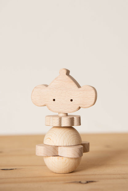 jouet en bois artisanal à la tête de souris avec un chapeau de lutin