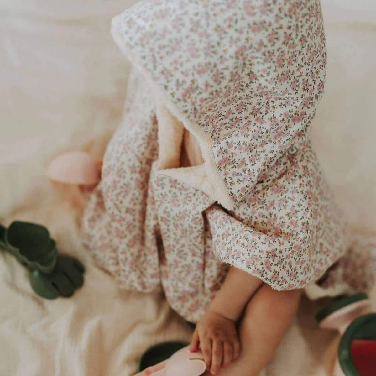 petite fille de 1 an portant un poncho de bain tout doux fleuri