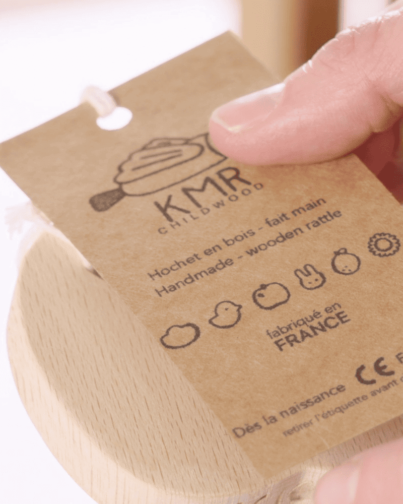 étiquette d'un hochet en bois KMR childwood adapté dès la naissance fabriqué en France et respectant la norme CE