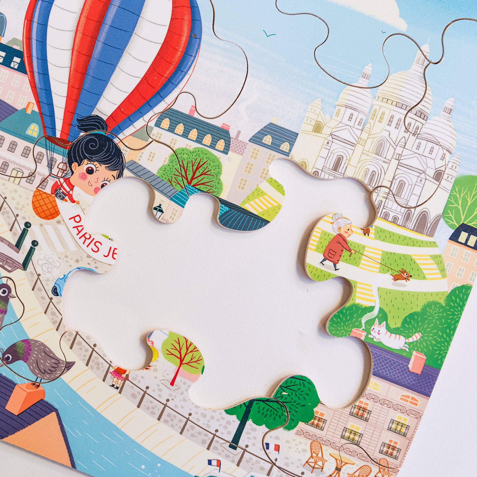 vue taille réelle de la pièce du puzzle en bois sur le thème de paris idéal pour un enfant de 3 ans